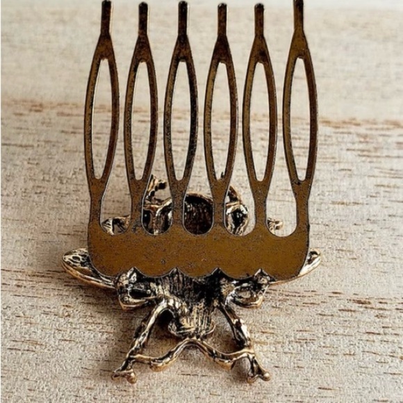 Intricate Bronze Bee Design Hair Combs - Picture 4 of 6